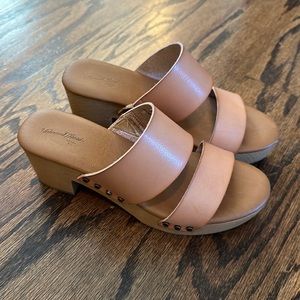 Camel tan strappy sandals clogs